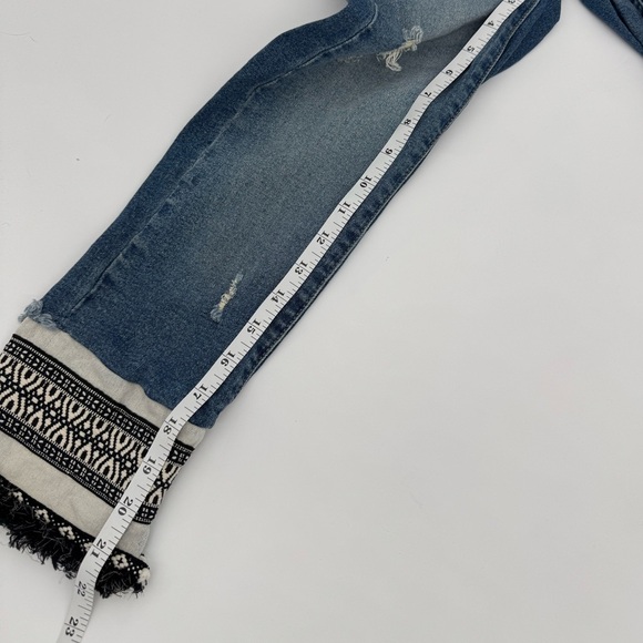 BLANKNYC Boho Tapered Jeans w/ Embroidered Fringe Cuffs โ Size 24 - Picture 6 of 10